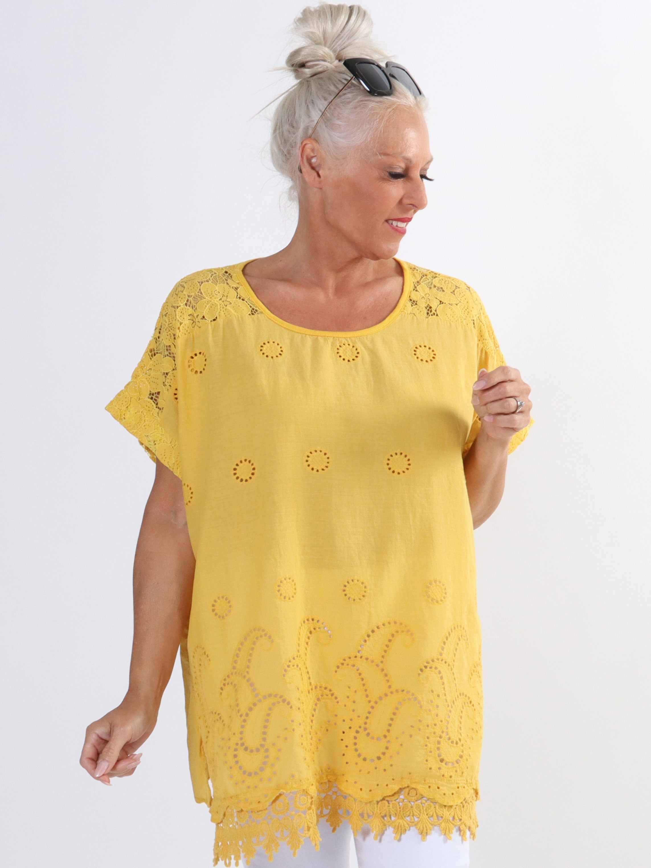 Inna - Sød plus size top med blonder og broderi anglaise